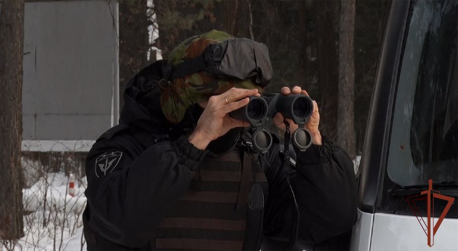 Росгвардия познакомила со служебными буднями сотрудников инженерного подразделения уральских тележурналистов (видео)