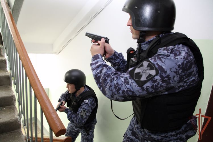 Сотрудники Росгвардии задержали подозреваемых в имущественном преступлении