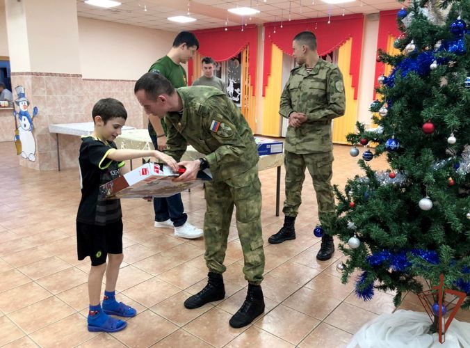 Военнослужащие Росгвардии исполнили новогодние желания воспитанников подшефного детского дома