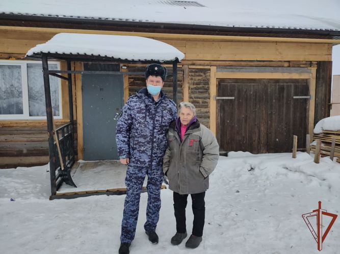 Сотрудники Росгвардии в Свердловской области оказали помощь вдове своего боевого товарища
