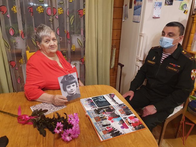Офицеры Росгвардии в Югре поздравили бывших жителей  Ленинграда с годовщиной полного освобождения города от фашистской блокады  (видео)