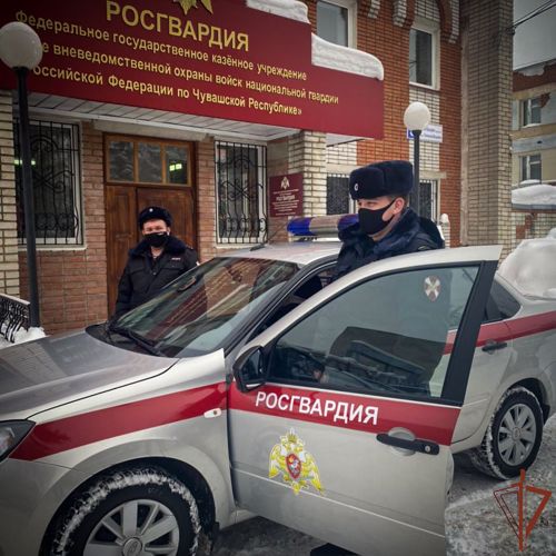  Росгвардейцы помогли водителю застрявшей в сугробе машины в Чувашии