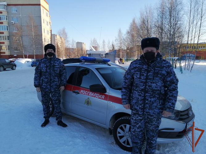 Патруль Росгвардии эвакуировал людей из горящего больничного отделения в Лангепасе