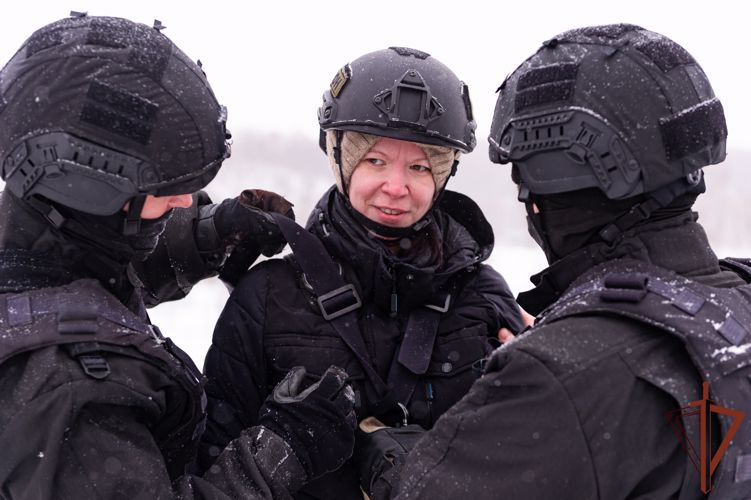 Преподаватель из Хабаровска стала победителем радио конкурса и провела один день вместе с бойцами ОМОН