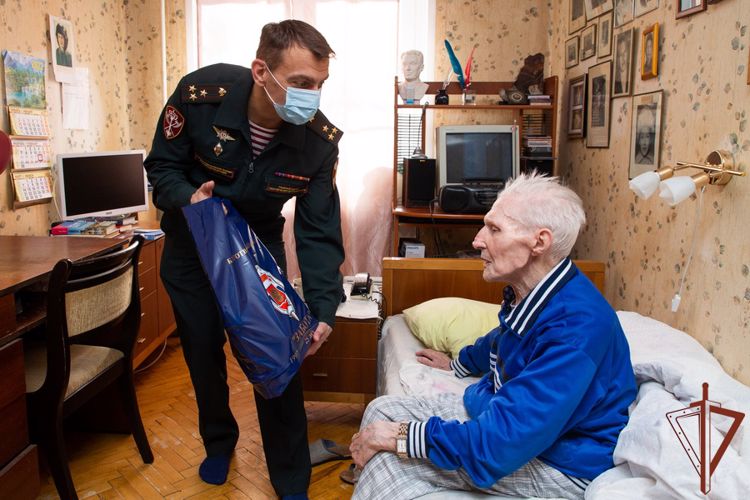 Росгвардия поздравила ветеранов Великой Отечественной войны с Днем защитника Отечества