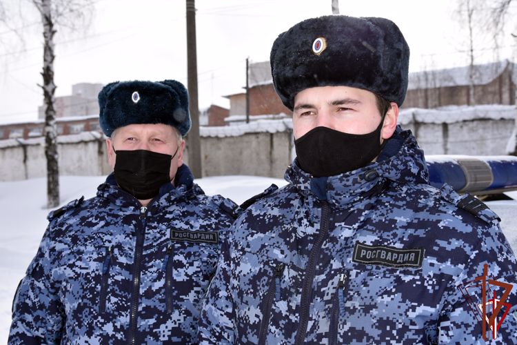 Росгвардейцы задержали в Удмуртии вооруженного ножом агрессивного  мужчину 