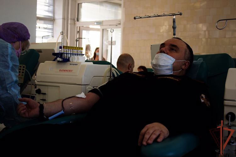 На 15 литров пополнили росгвардейцы банк крови медучреждений Челябинска