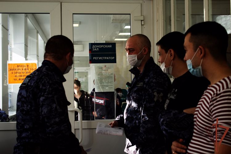 На 15 литров пополнили росгвардейцы банк крови медучреждений Челябинска
