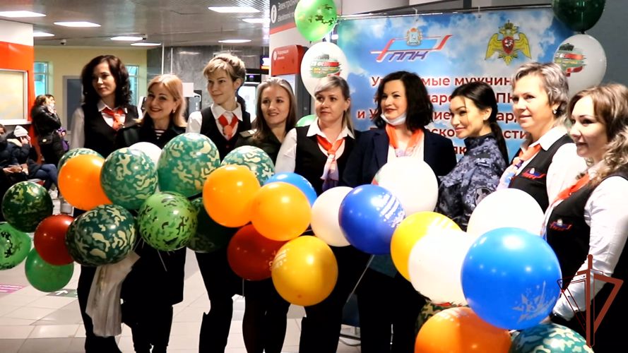 Росгвардейцы провели праздничную акцию на самарском железнодорожном вокзале 
