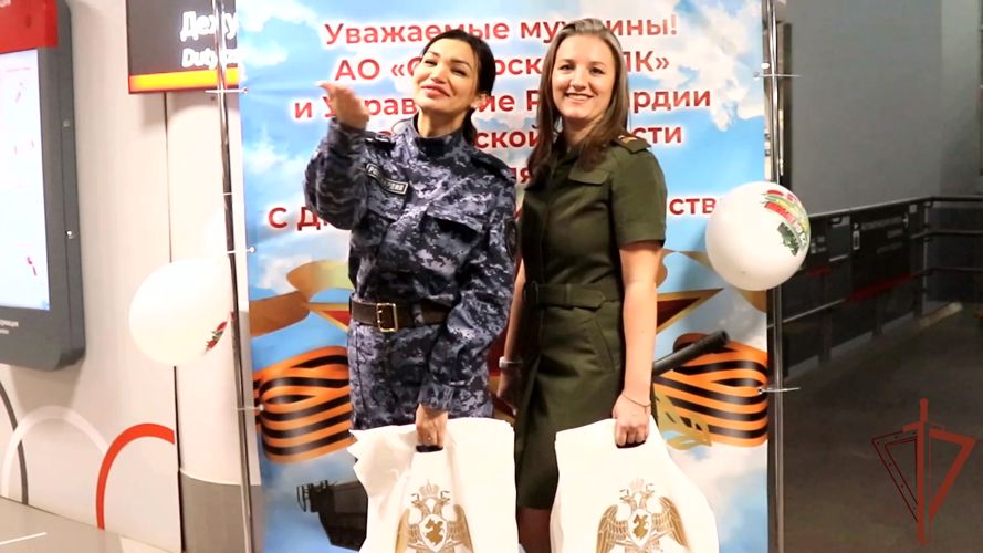 Росгвардейцы провели праздничную акцию на самарском железнодорожном вокзале