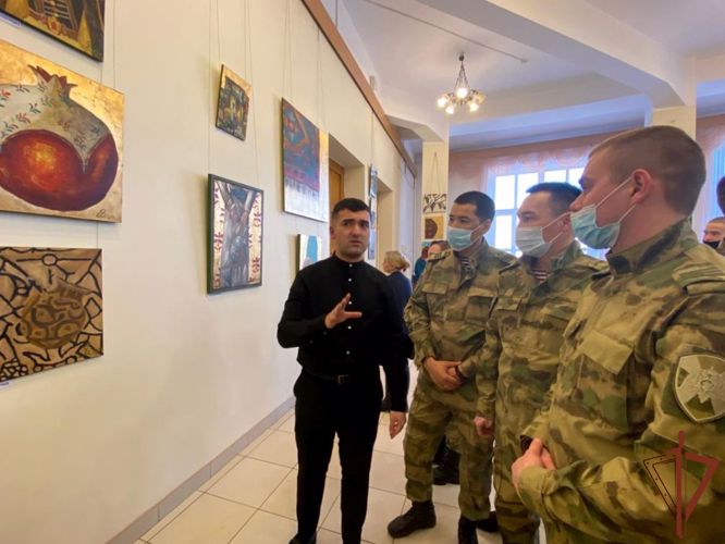 В Новосибирске открылась выставка картин офицера Росгвардии 