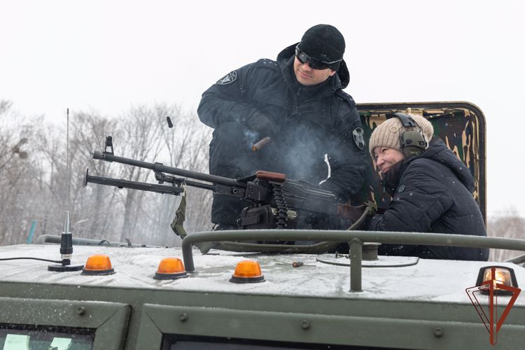 Преподаватель из Хабаровска стала победителем радио конкурса и провела один день вместе с бойцами ОМОН