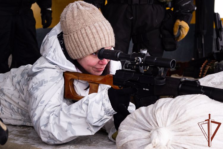 Преподаватель из Хабаровска стала победителем радио конкурса и провела один день вместе с бойцами ОМОН