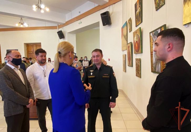 В Новосибирске открылась выставка картин офицера Росгвардии