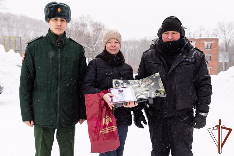 Преподаватель из Хабаровска стала победителем радио конкурса и провела один день вместе с бойцами ОМОН