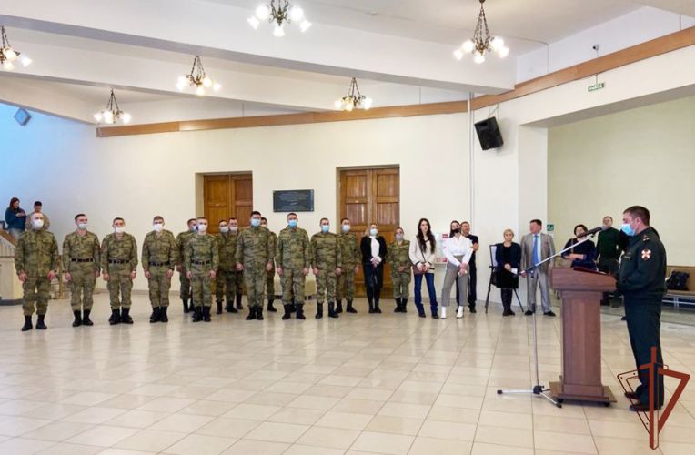В Новосибирске открылась выставка картин офицера Росгвардии 