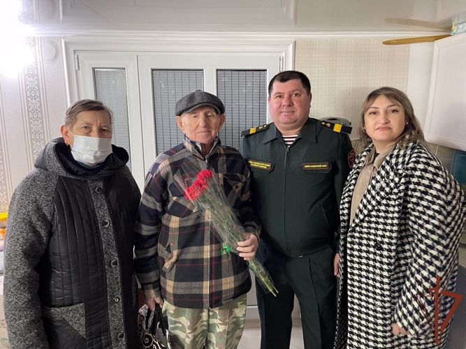 Росгвардейцы поздравили с наступающим Днем защитника Отечества дагестанских ветеранов