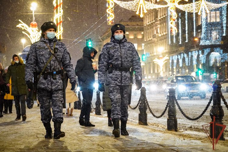 Росгвардейцы в Петербурге помогли задержать подозреваемого в нападении с ножом на прохожего 