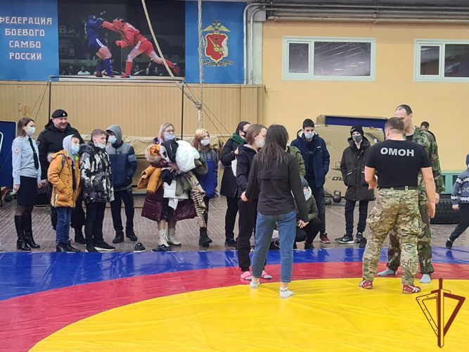 Сотрудники вологодского ОМОН «Вымпел» Росгвардии провели Урок мужества для воспитанников социального учреждения