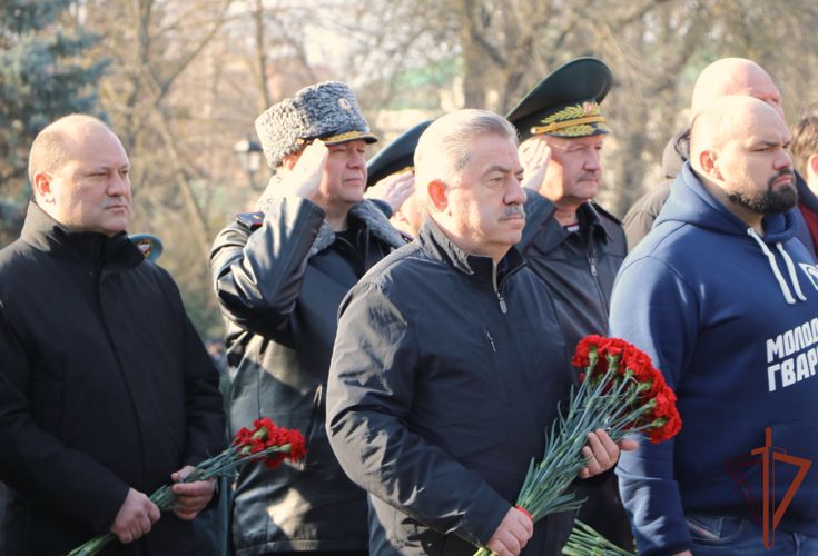 Росгвардия приняла участие в памятном мероприятии в День защитника Отечества в Ростове-на-Дону