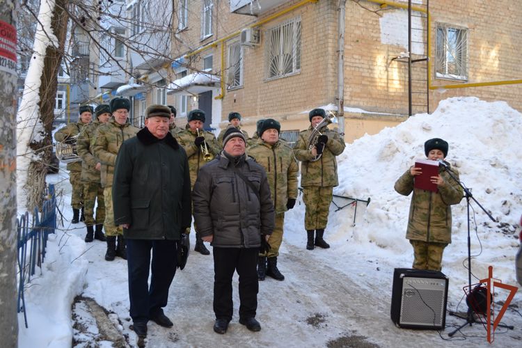 Росгвардейцы поздравили с 95-летием труженицу тыла из Самары
