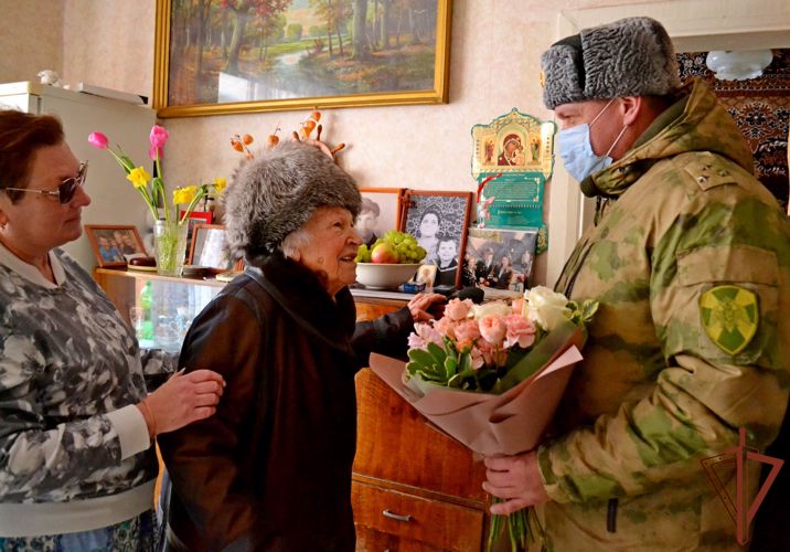 Росгвардейцы поздравили с 95-летием труженицу тыла из Самары