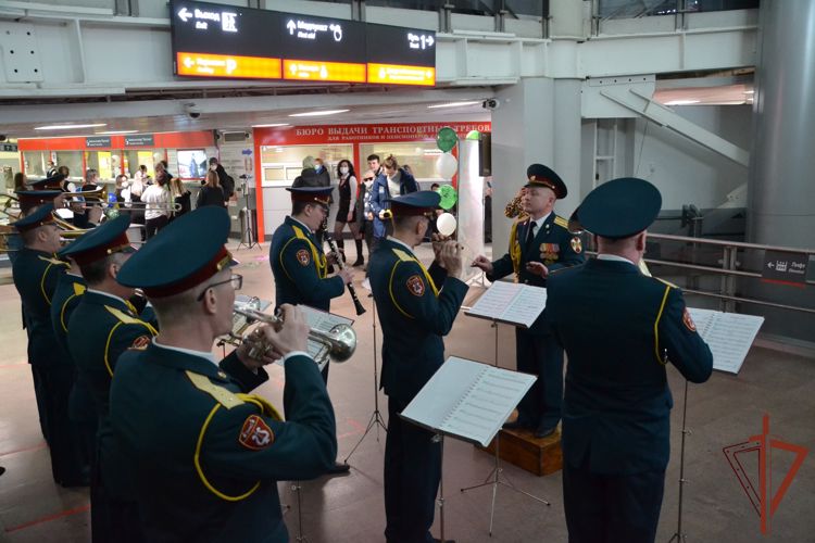 Росгвардейцы провели праздничную акцию на самарском железнодорожном вокзале 