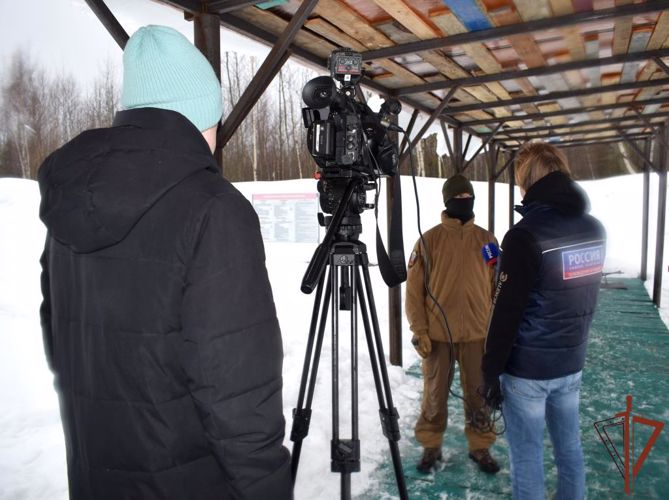 Нижегородские тележурналисты познакомились с профессией снайпера Росгвардии (видео)