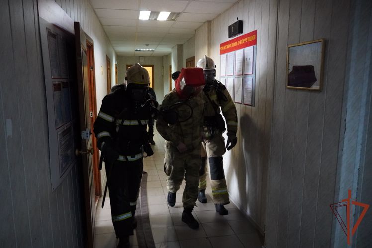 В Чебоксарах представители Росгвардии и МЧС провели совместную тренировку