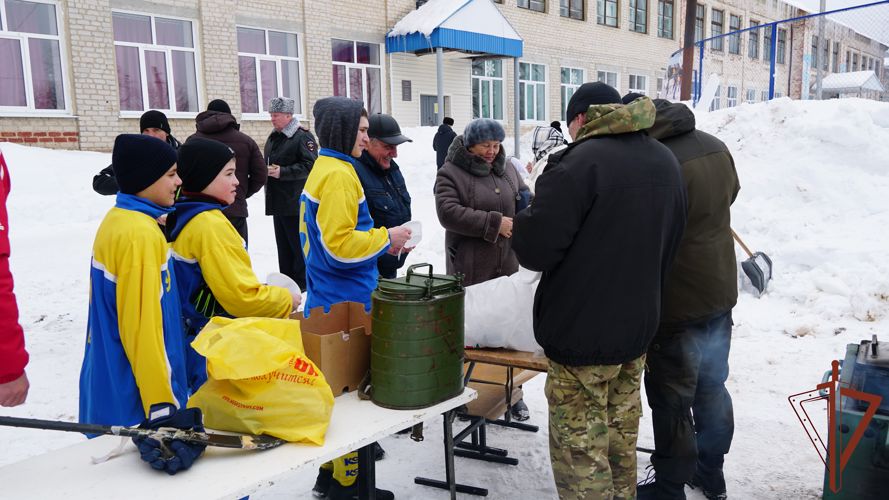 Сотрудники ульяновского ОМОН Росгвардии сыграли дружеские хоккейные матчи с ребятами из детских домов