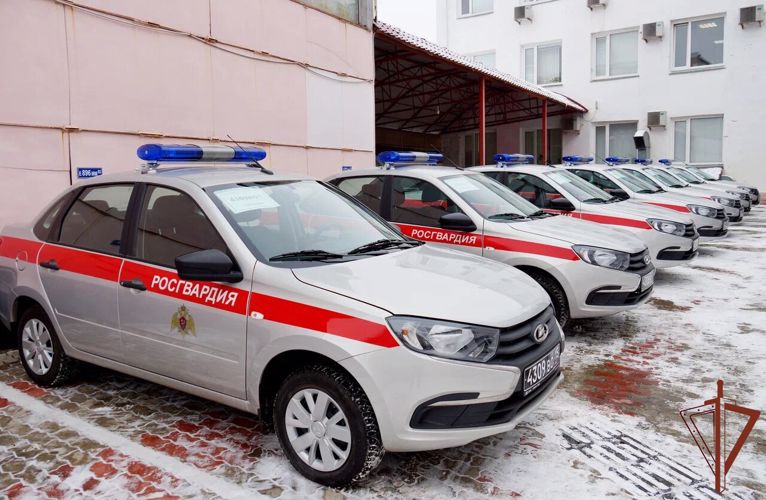 Автопарк Росгвардии пополнился новыми служебными машинами в Крыму 