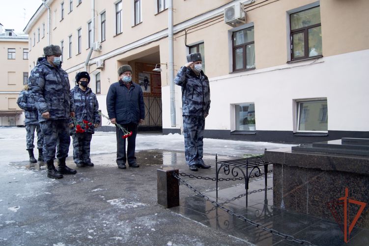 В петербургском ОМОН Росгвардии прошла встреча поколений