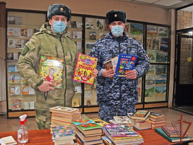 Росгвардейцы Сибирского округа поддержали акцию "Дарите книги с любовью – 2022" (видео)