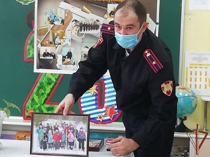 Офицеры Сибирского округа Росгвардии проводят встречи с детьми в рамках «Недели мужества» 