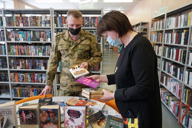 Росгвардейцы из Карелии присоединились к акции «Дарите книги с любовью»