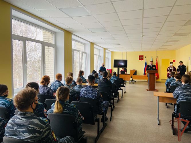 Сотрудники Центра спецназначения вневедомственной охраны Росгвардии провели урок мужества для учащихся колледжа 