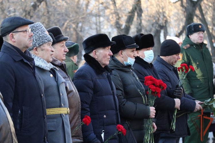 В Уральском округе возложили цветы  и венки к памятнику маршалу Победы Георгию Жукову (видео)