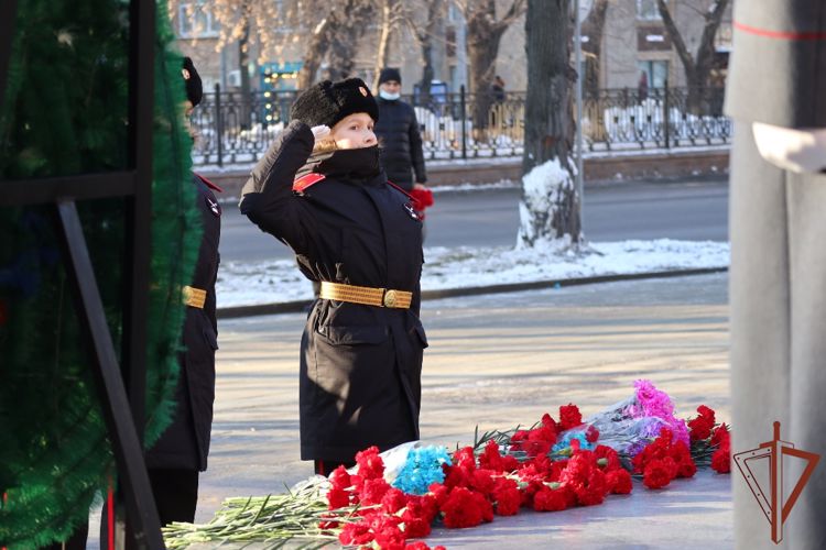 В Уральском округе возложили цветы  и венки к памятнику маршалу Победы Георгию Жукову (видео)