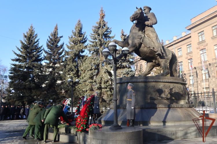 В Уральском округе возложили цветы  и венки к памятнику маршалу Победы Георгию Жукову (видео)
