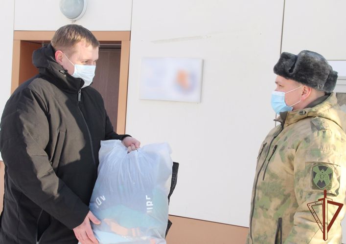 Сотрудники Росгвардии оказали помощь детскому социальному центру в Тюмени
