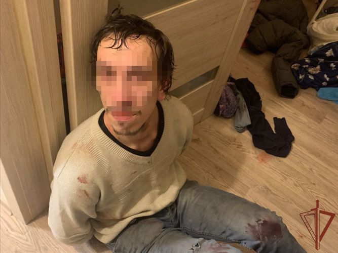 Военнослужащий Росгвардии задержал напавшего с ножом на жителей Санкт-Петербурга правонарушителя