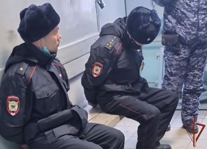 Патруль Росгвардии задержал подозреваемых в наркоторговле, одетых в форму правоохранительных органов