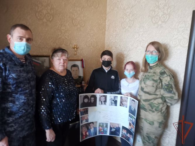 Росгвардейцы поздравили с днем рождения маму кавалера ордена Мужества в Орле