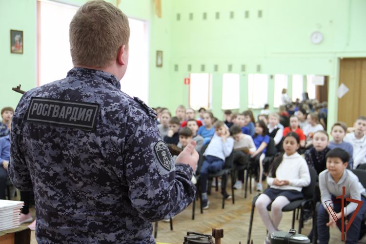 В рамках «Недели мужества» росгвардейцы провели встречи со столичными школьниками и студентами