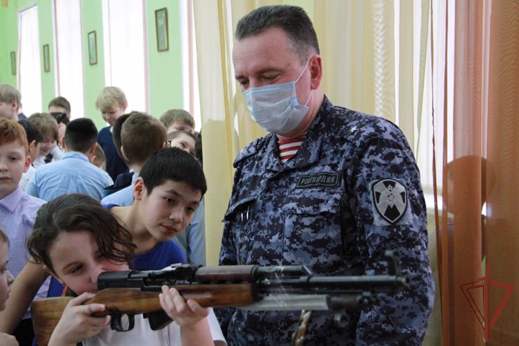 В рамках «Недели мужества» росгвардейцы провели встречи со столичными школьниками и студентами