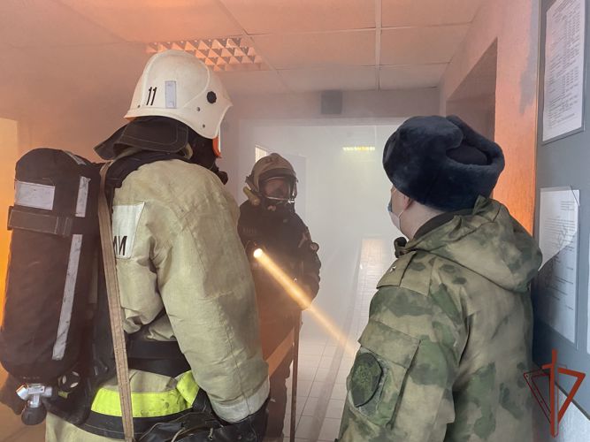 В Сыктывкаре росгвардейцы совместно с региональным МЧС приняли участие в пожарно-тактических занятиях
