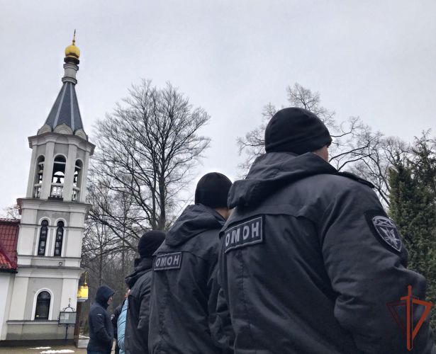 Сотрудники калининградского ОМОН Росгвардии почтили память погибшего товарища 