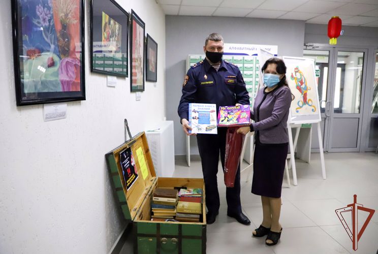 Росгвардейцы Центрального округа провели акцию «Дарите книги с любовью» (видео)