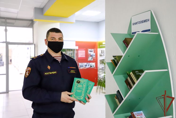 Росгвардейцы Центрального округа провели акцию «Дарите книги с любовью» (видео)