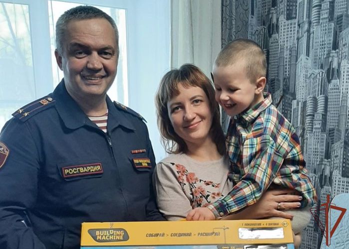 Сотрудники Росгвардии исполнили желания маленьких жителей Ярославской области